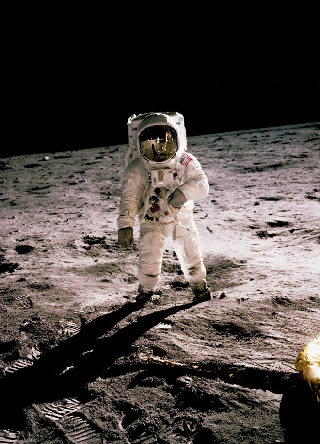 Appolo 11 je bila prva vesoljska odprava s človeško posadko, ki je pristala na luni. 