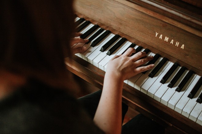 Suonare uno strumento musicale