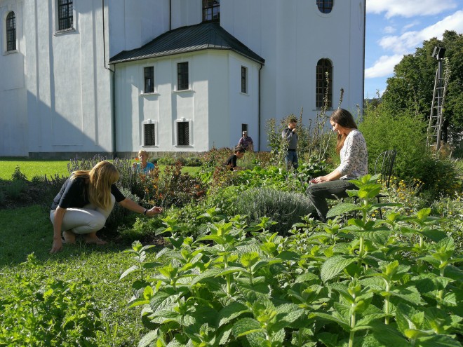 5 čutov, 2 babi, en zeliščni vrt (Foto: zeliscnavas.si)