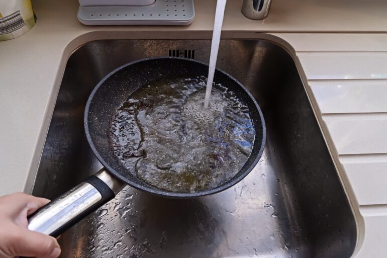 lavar una sartén grasienta