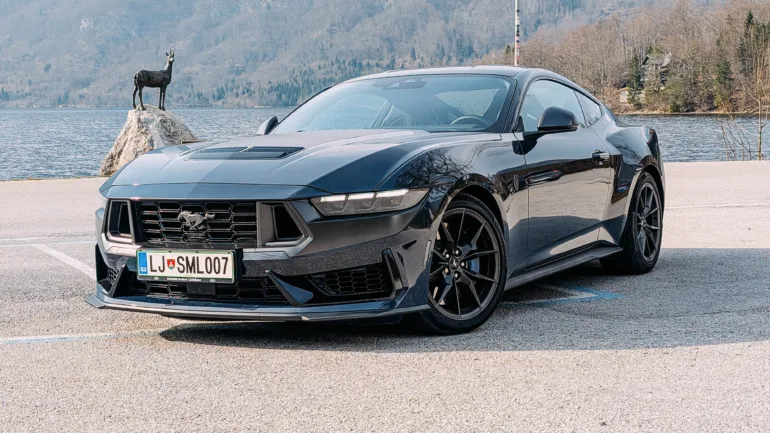 Prova del cavallo scuro della Mustang