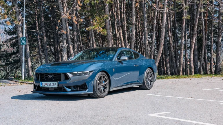 Prova del cavallo scuro della Mustang