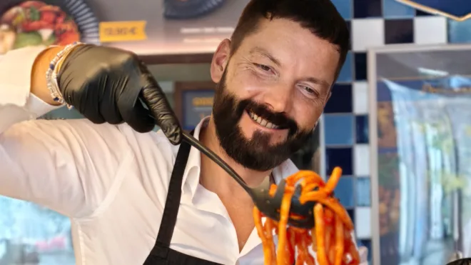 Anže Učakar v kampanji Xiaomi 15T poudarja umetnost v kulinariki